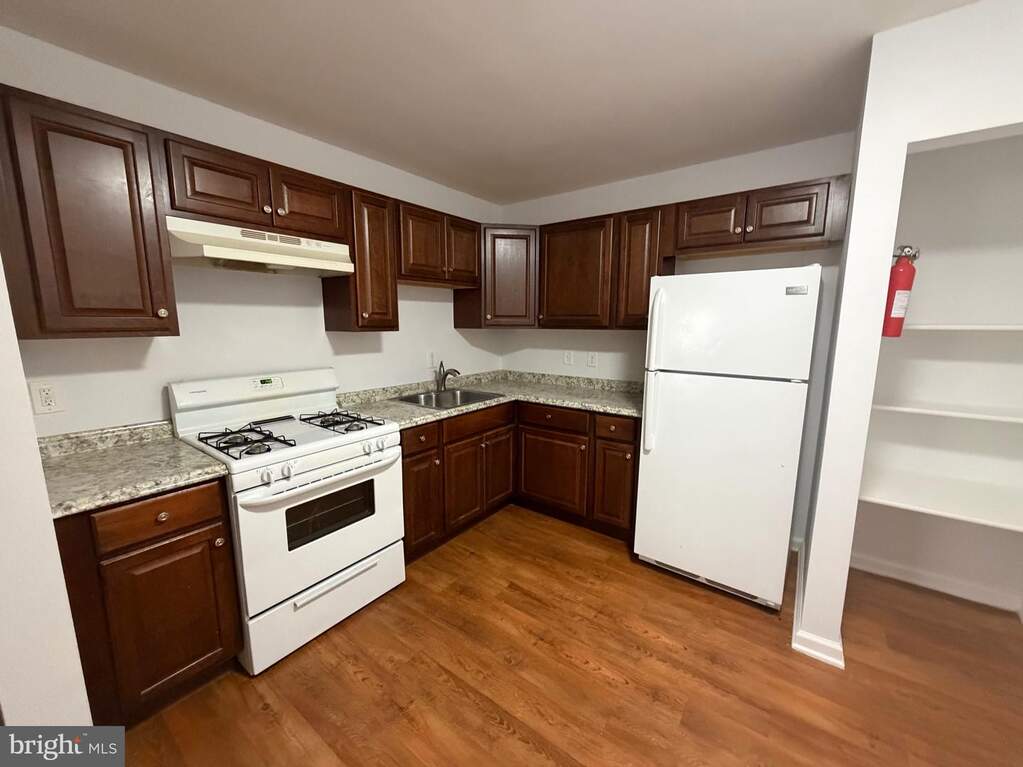 16 Iroquois Drive, Absecon, NJ 08205