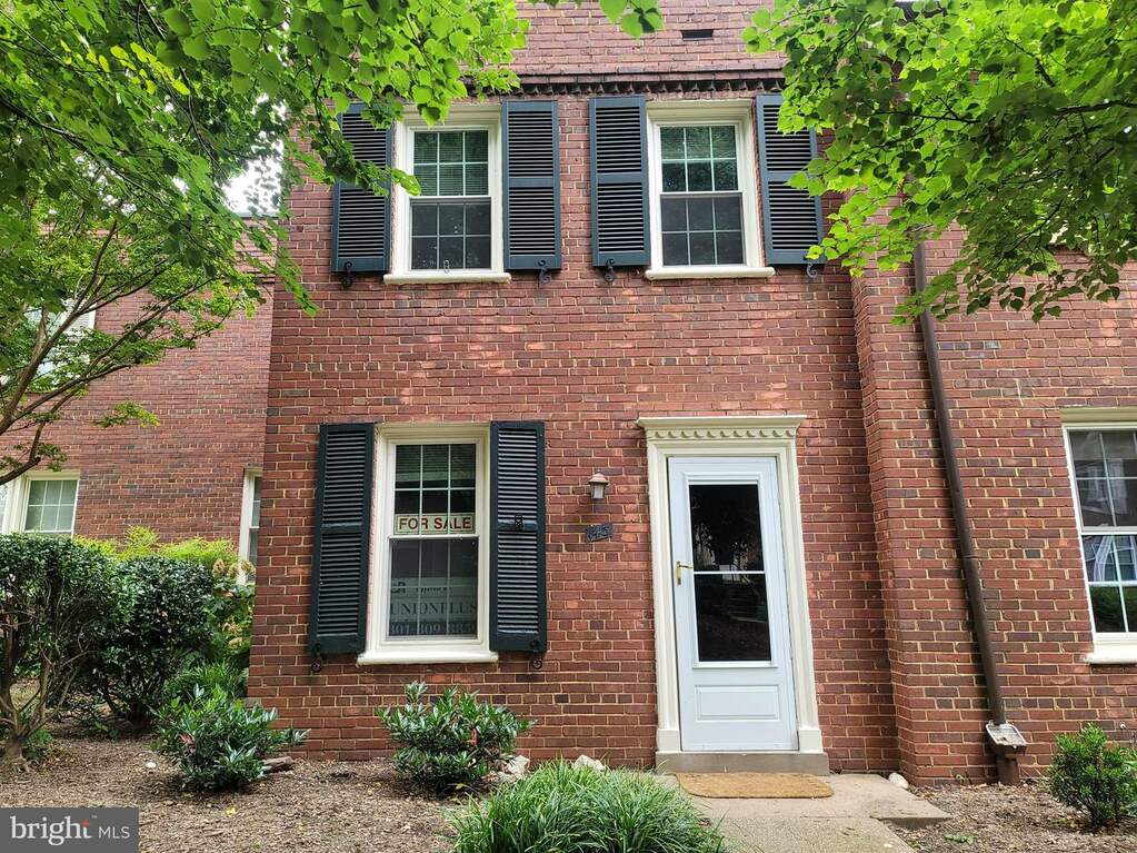 1201 S Barton Street 143, Arlington, VA 22204 MLS VAAR2044122