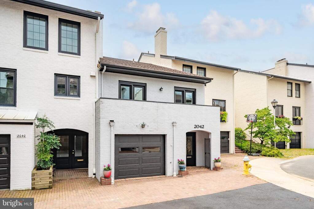 2042 N Abingdon Street