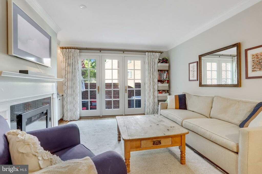 1216 W Abingdon Drive, Alexandria, VA 22314 MLS VAAX2034402 RLAH