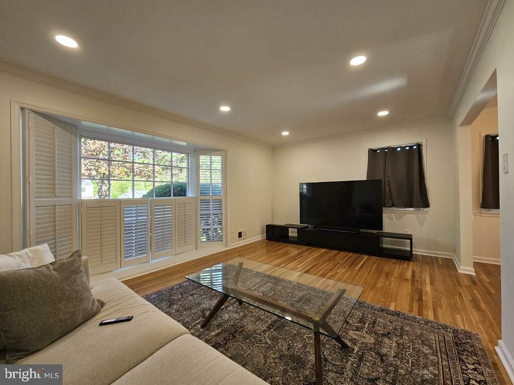 8319 Carrleigh Parkway, Springfield, VA 22152 MLS VAFX2174732 RLAH