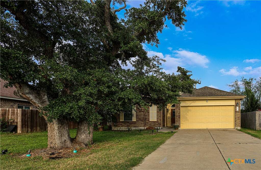 211 Boulder Ridge Drive, Cuero, TX 77954 MLS 546102 properties