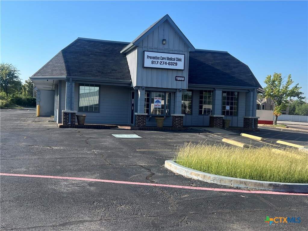 1800 W Pioneer Parkway, Arlington, TX 76001, Arlington