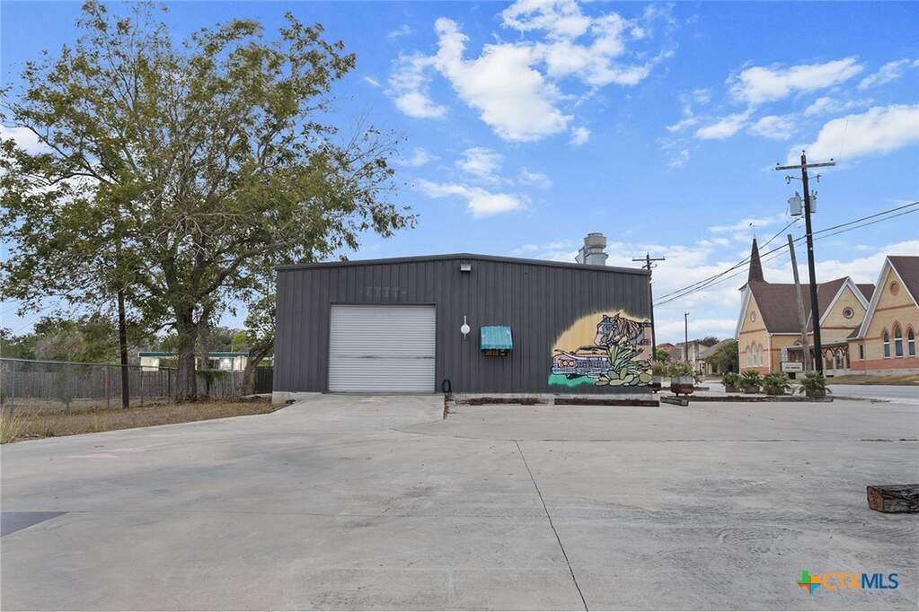 105 W Pearl Street, Goliad, TX 77963 - View 2