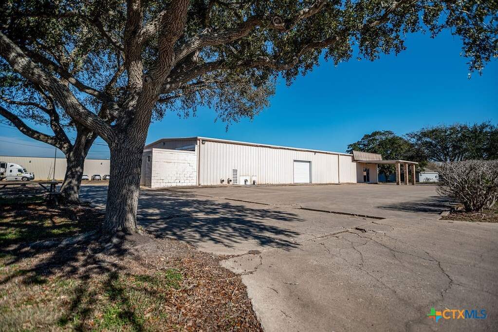 1325 W Austin Street, Port Lavaca, TX 77979 - View 3