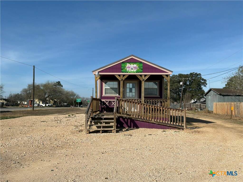 608 E Central Avenue, Nixon, TX 78140, Nixon