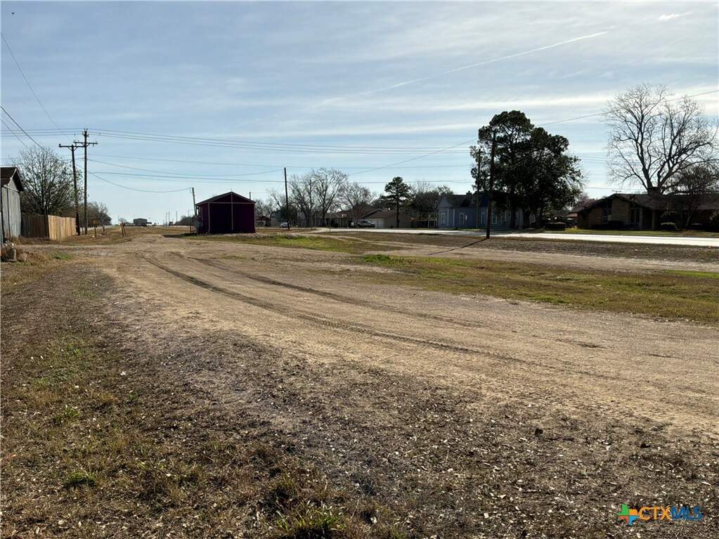 606 E Central Avenue, Nixon, TX 78140