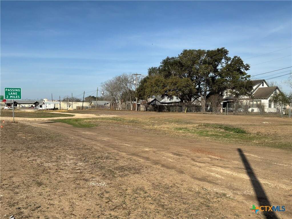 606 E Central Avenue, Nixon, TX 78140 - View 6