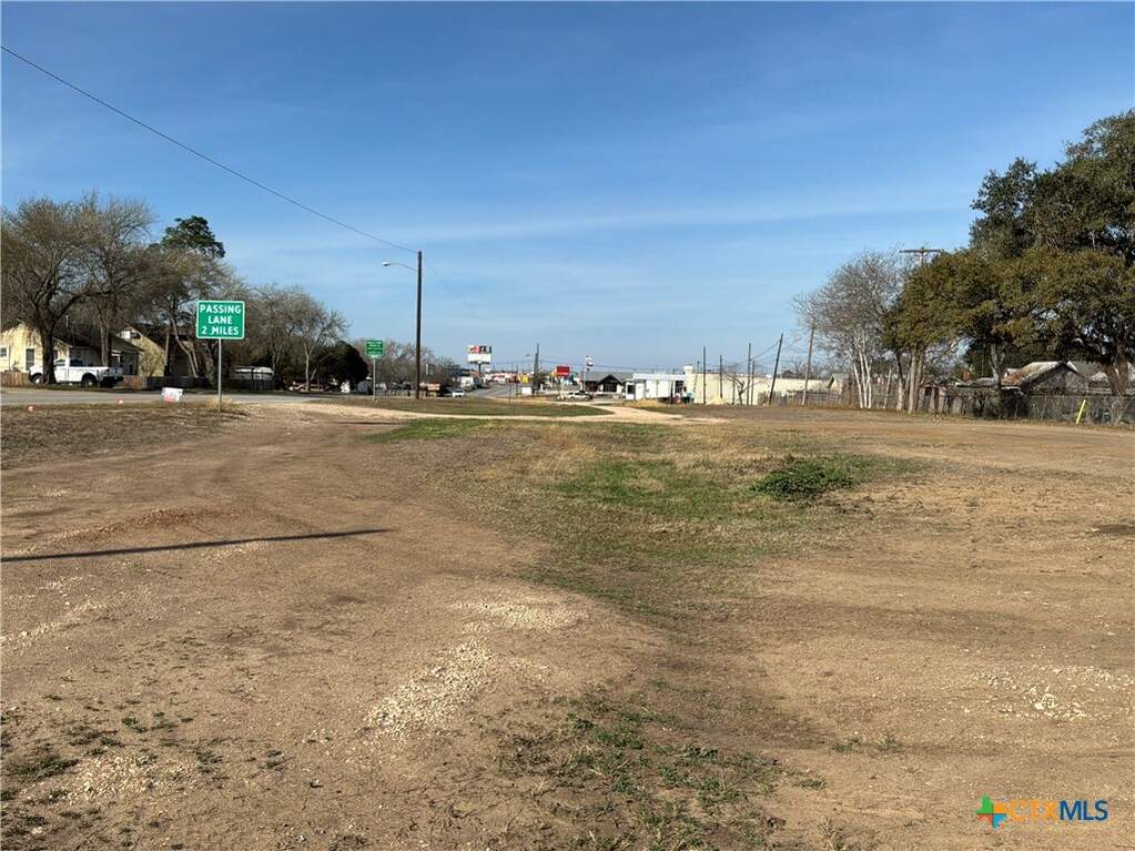 606 E Central Avenue, Nixon, TX 78140 - More