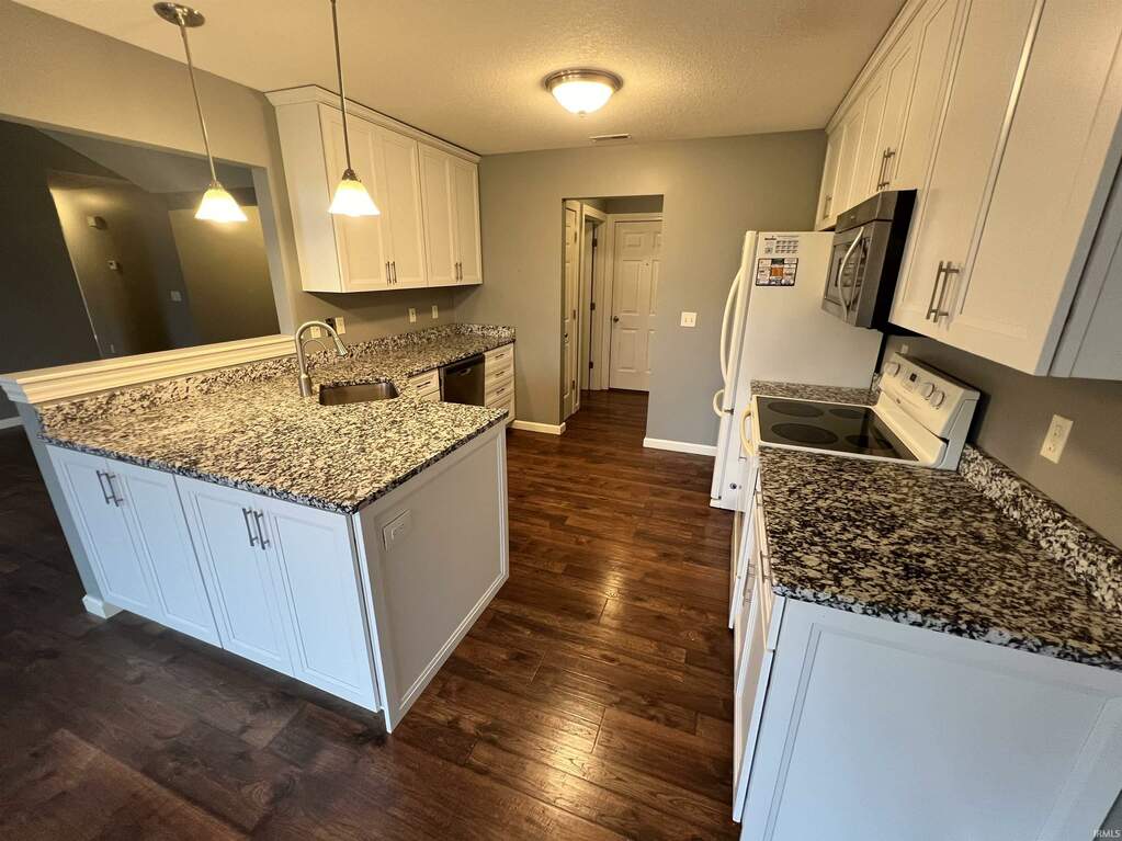 2111 Highlander Dr, Warsaw, IN 46580 MLS 202343482 properties Indy