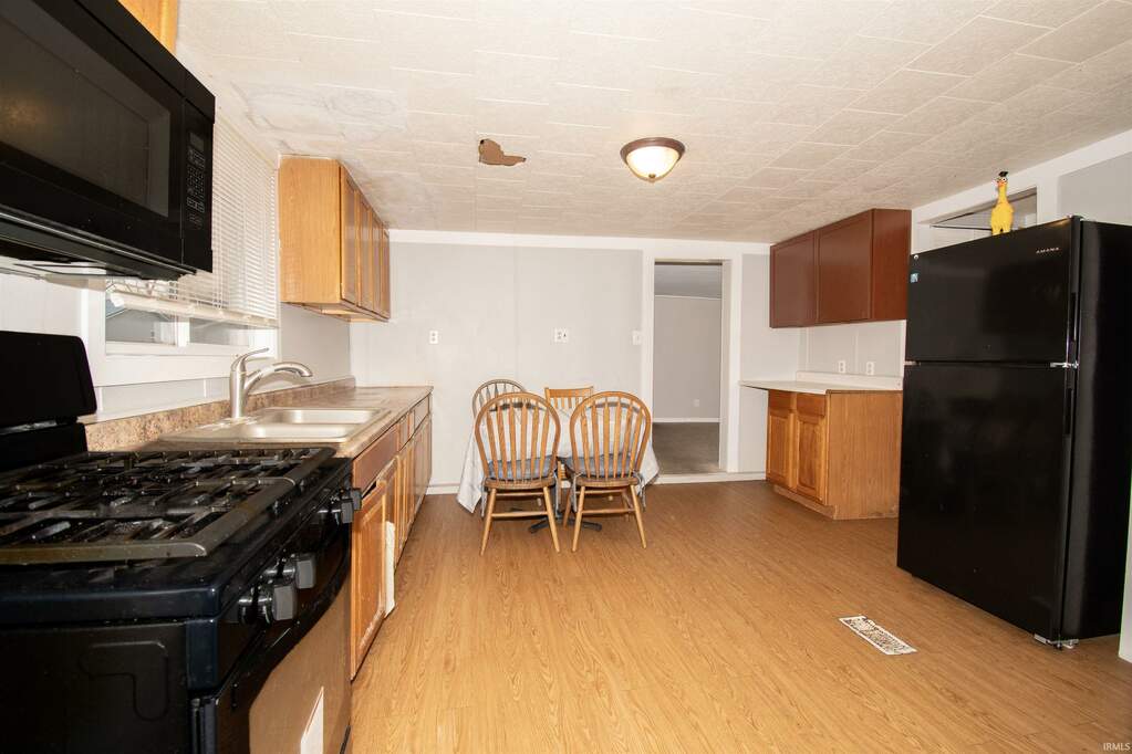 1015 Town Street, Kendallville, IN 46755 MLS 202344283 properties