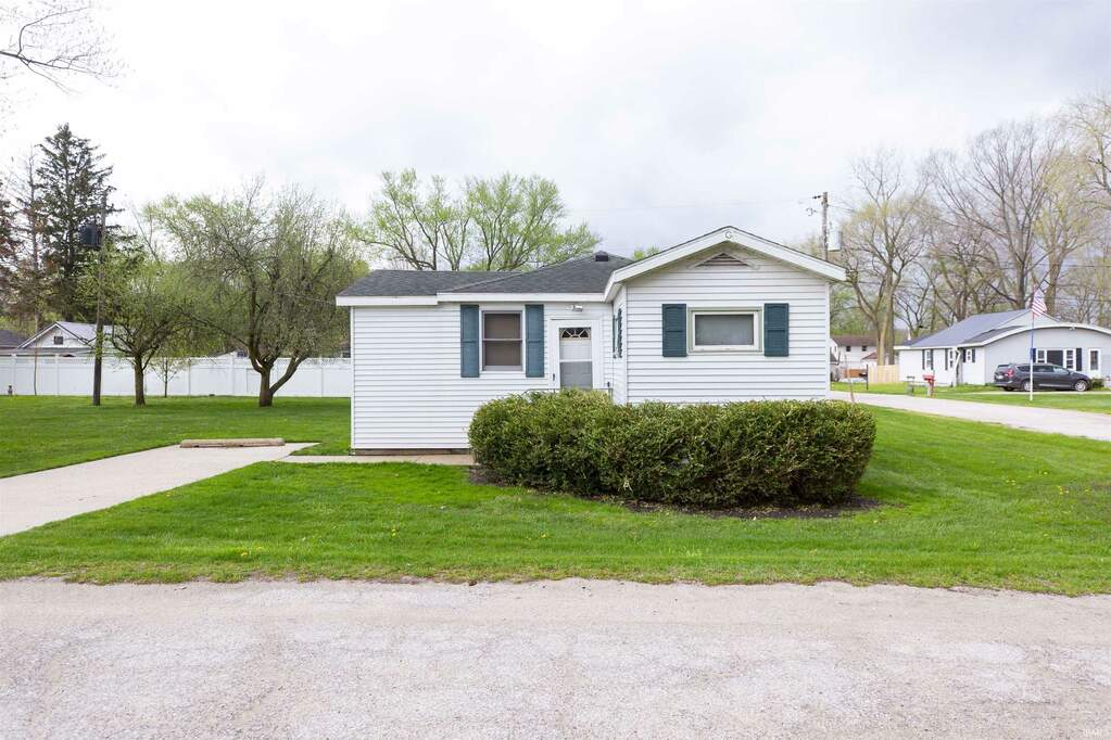 8496 E Rosemont Drive, New Carlisle, IN 46552 MLS 202413570
