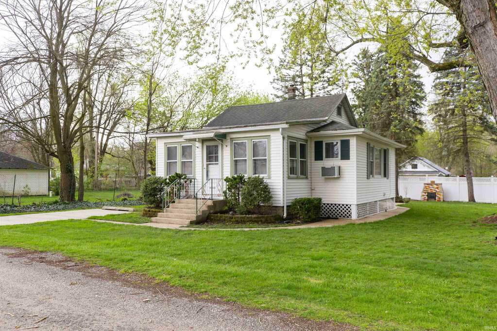 8500 E Rosemont Drive, New Carlisle, IN 46552 MLS 202413576