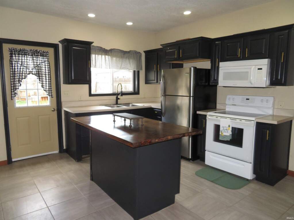 200 W Washington Street, Syracuse, IN 46567 - View 2