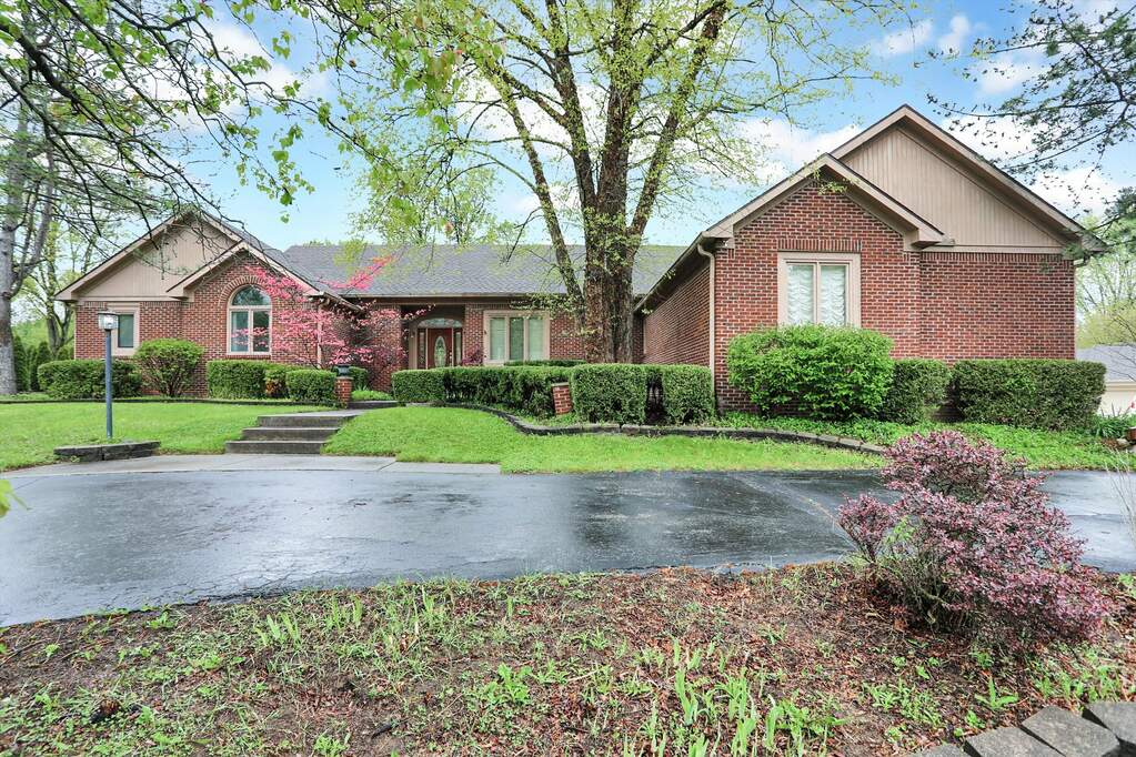 125 S Maxwell Court, Zionsville, IN 46077 MLS 21914373 properties