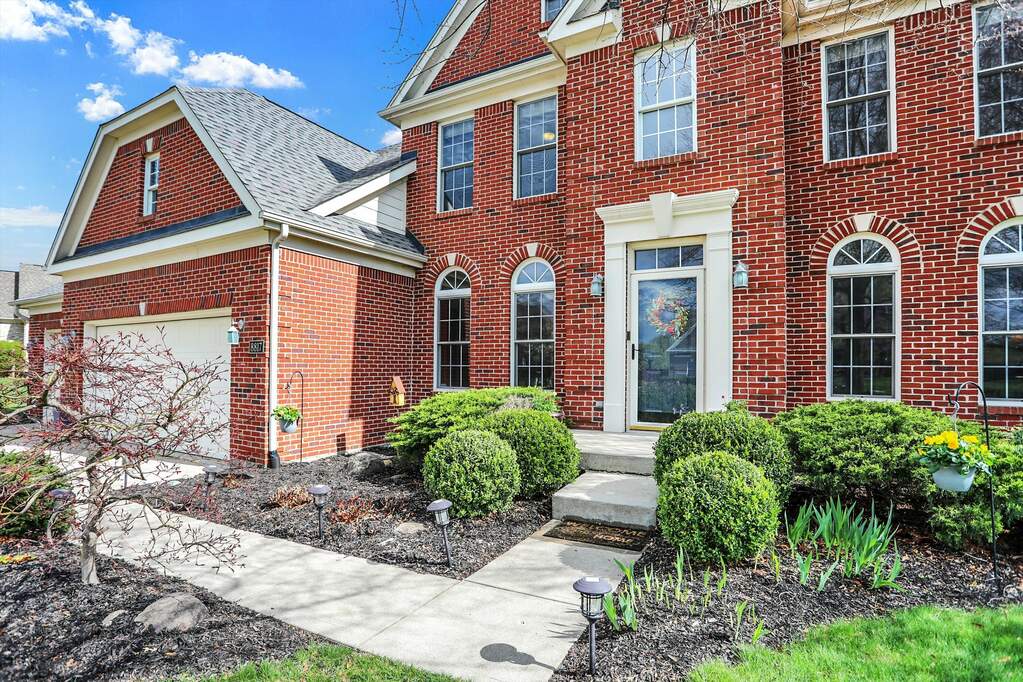8817 Pin Oak Drive, Zionsville, IN 46077 MLS 21972566 properties Indy