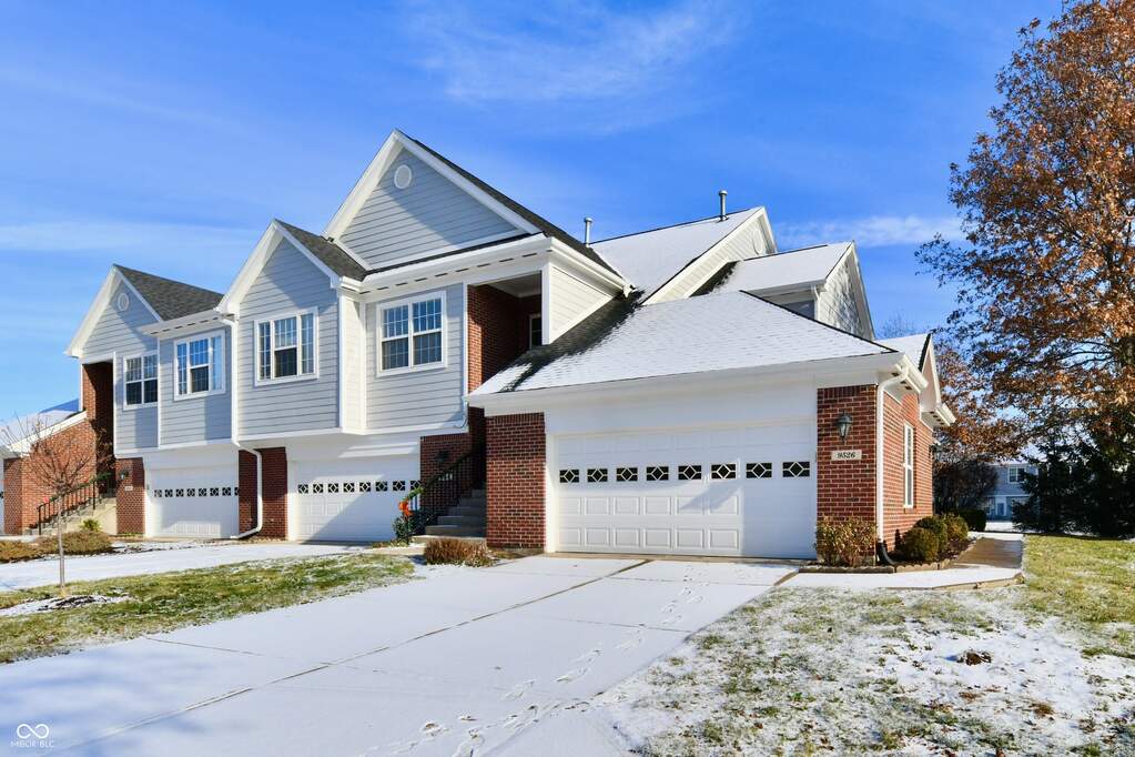 Ranch style condo with view of two ponds. at 9526 Fireside Lane, Fishers, IN 46038