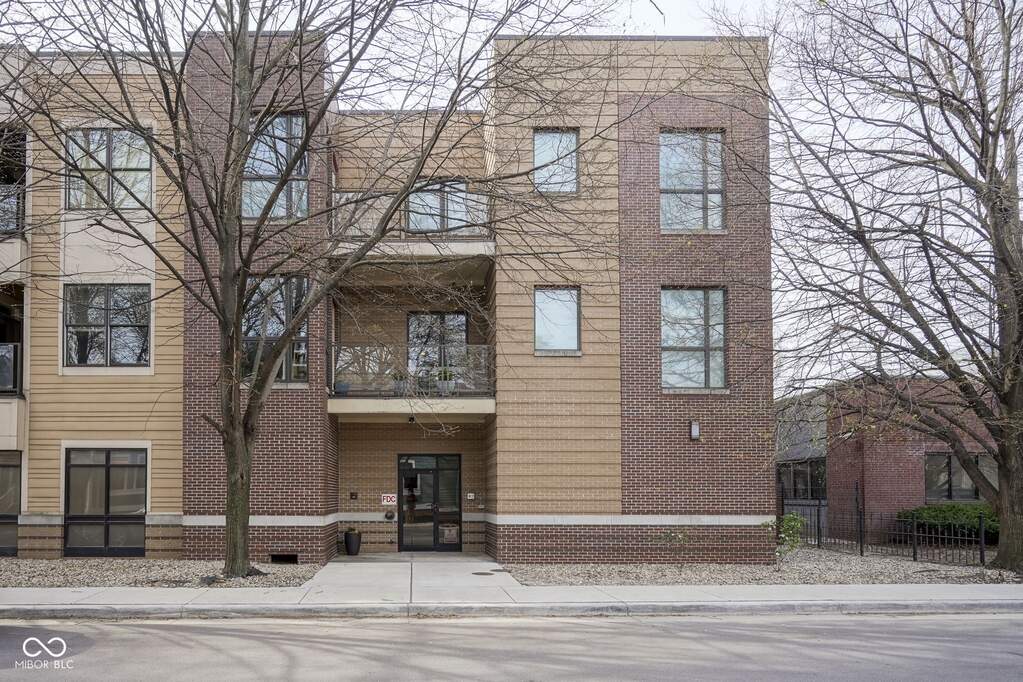 233 E Saint Joseph Street #2G
