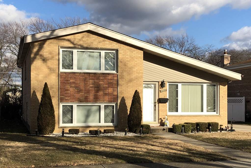9937 Mulberry Avenue, Oak Lawn, IL 60453 MLS 10730606 properties