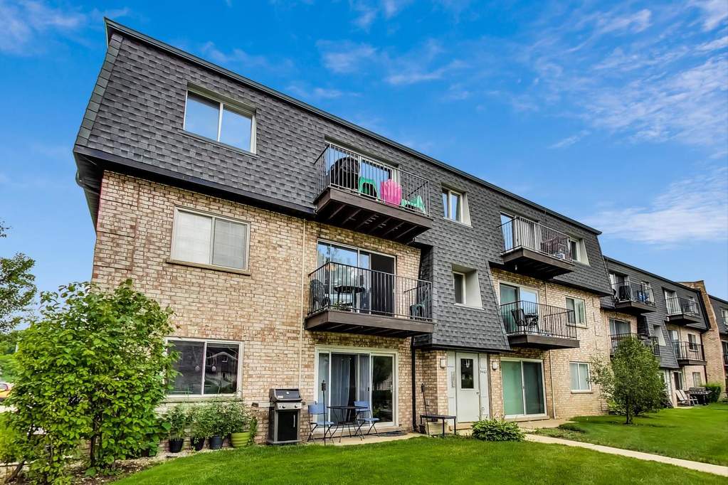 9462 Bay Colony Drive 1S, Des Plaines, IL 60016 MLS 10790693