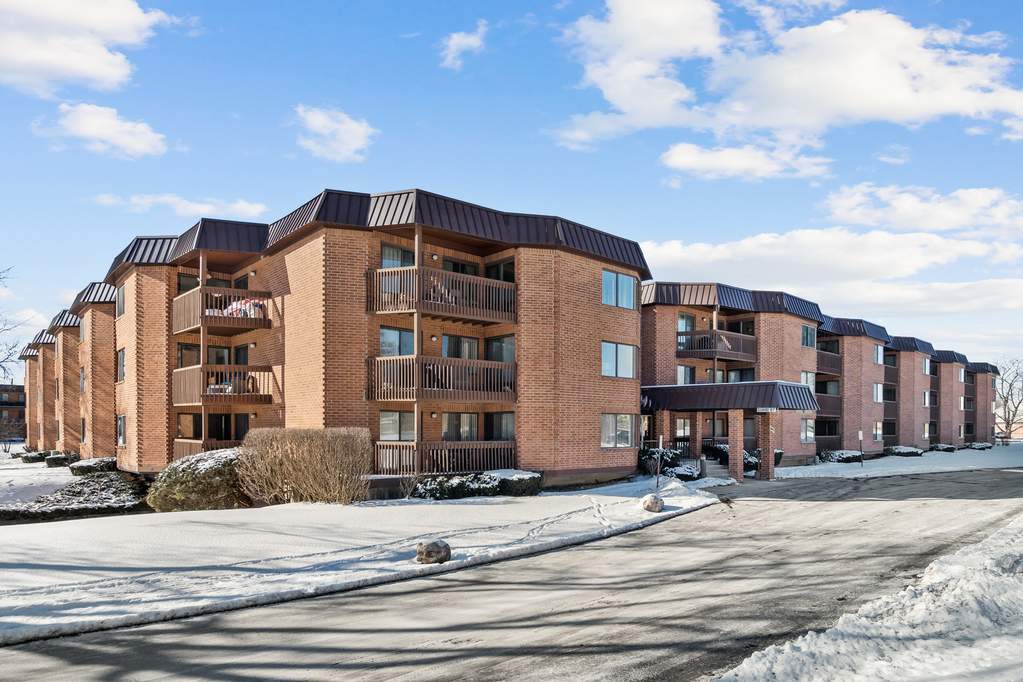 6425 Clarendon Hills Road 211, Willowbrook, IL 60527 MLS 11312302