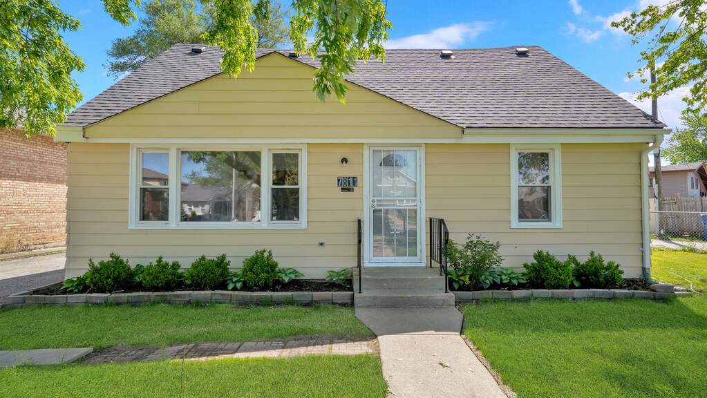 7811 Lotus Avenue, Burbank, IL 60459 MLS 11409455 properties