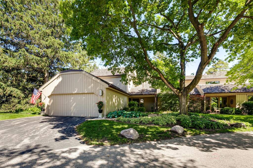 210 Club Circle, Lake Barrington, IL 60010 MLS 11411837