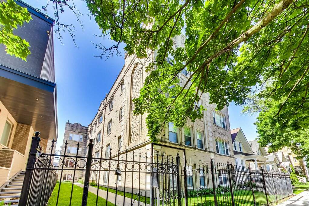 3335 W Belle Plaine Avenue 3B Chicago, Illinois 60618 MLS 11441953