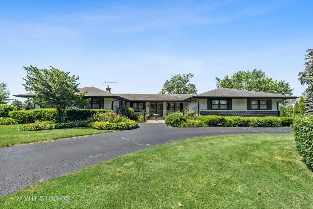 163 Crestview Court, Barrington, IL 60010 MLS 11450411 properties