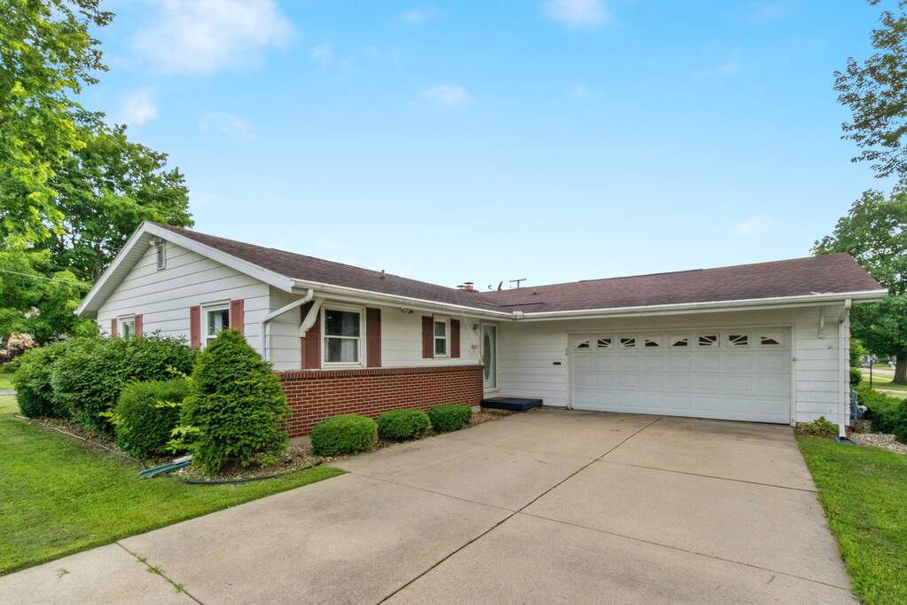 1507 E 18th Street, Sterling, IL 61081 MLS 11461812 properties