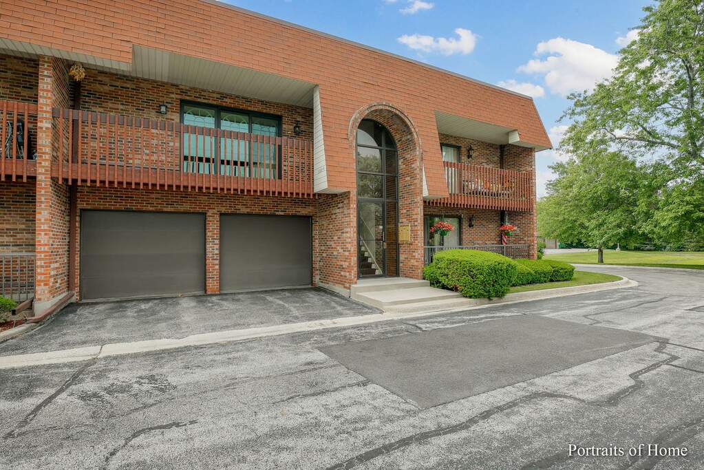 6337 Clarendon Hills Road 19, Willowbrook, IL 60527 MLS 11466092