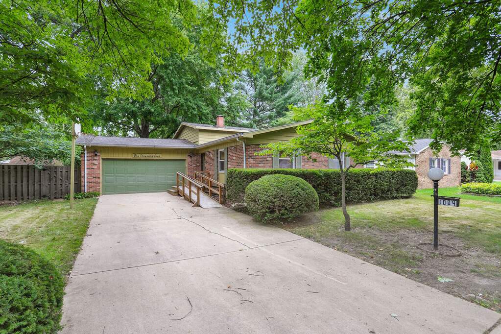 1004 Hollycrest Drive, Champaign, IL 61821 MLS 11472431