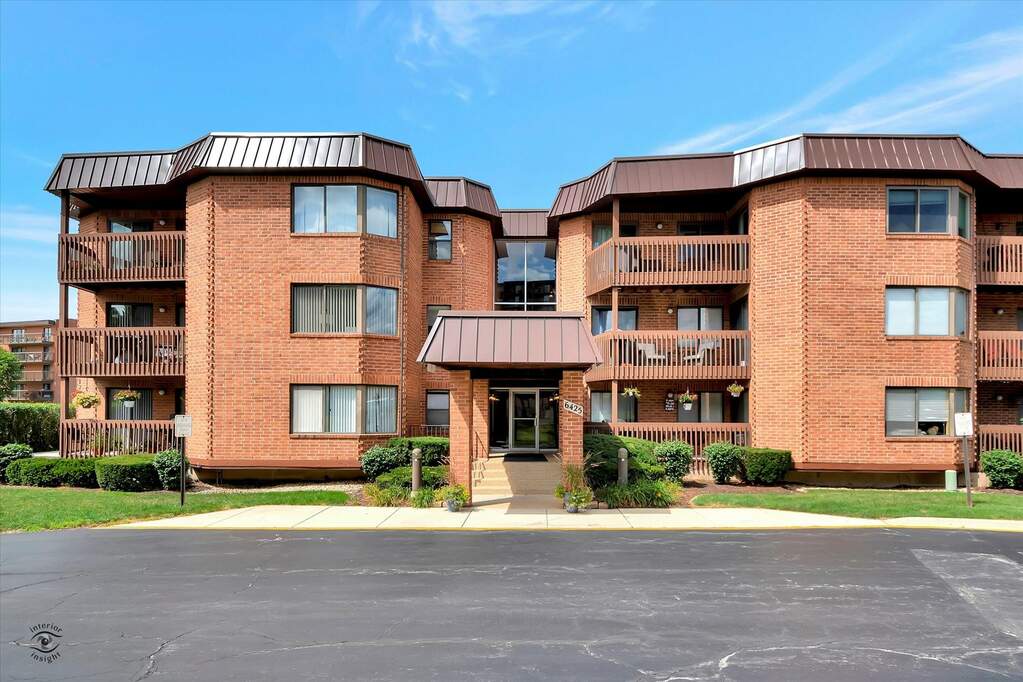 6425 Clarendon Hills Road 311, Willowbrook, IL 60527 MLS 11477795