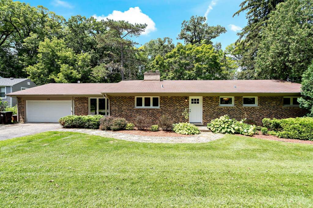 104 W Lake Shore Drive, Tower Lakes, IL 60010 MLS 11479247