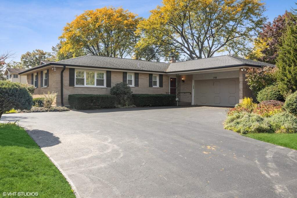 801 Ridgemoor Drive W, Willowbrook, IL 60527 MLS 11659323