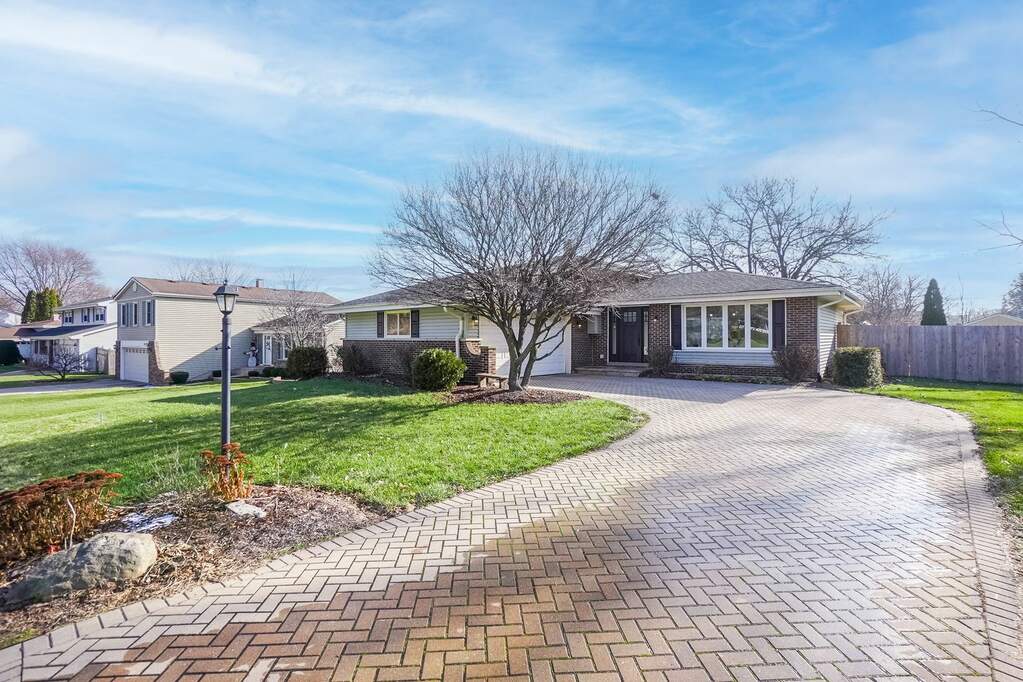 24W701 Woodcrest Drive, Naperville, IL 60540 MLS 11668164