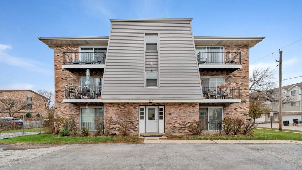 7009 100th Street 102, Chicago Ridge, IL 60415 MLS 11684234