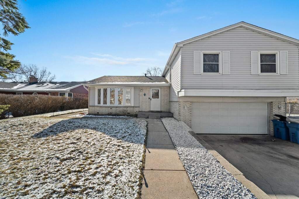 2017 E Seneca Lane, Mount Prospect, IL 60056 MLS 11701190