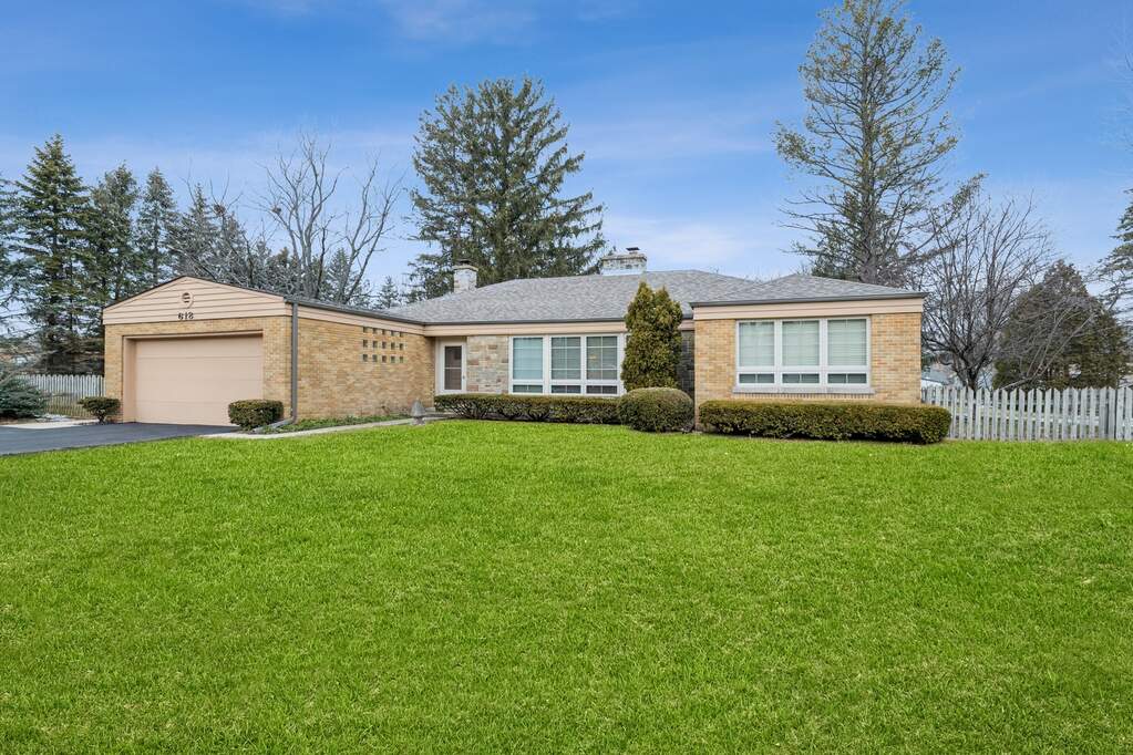 618 W Judd Street, Woodstock, IL 60098 MLS 11706626 properties