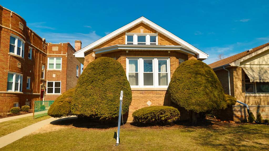 5642 W Sunnyside Avenue, Chicago, IL 60630 | MLS# 11712998 | @properties  Chicagoland