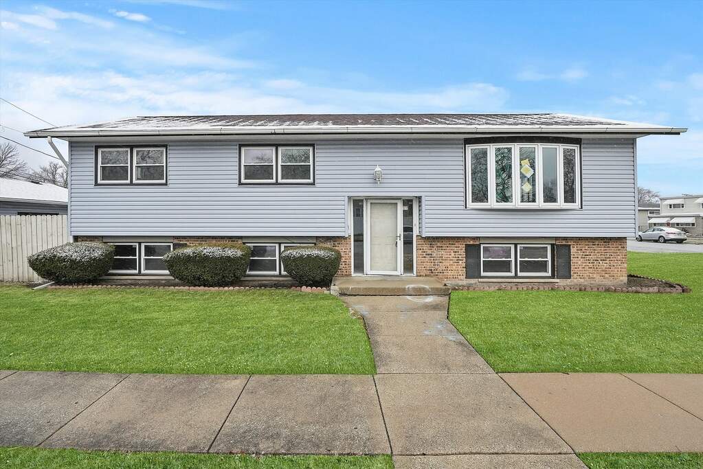 7824 Lockwood Avenue, Burbank, IL 60459 MLS 11716551 properties