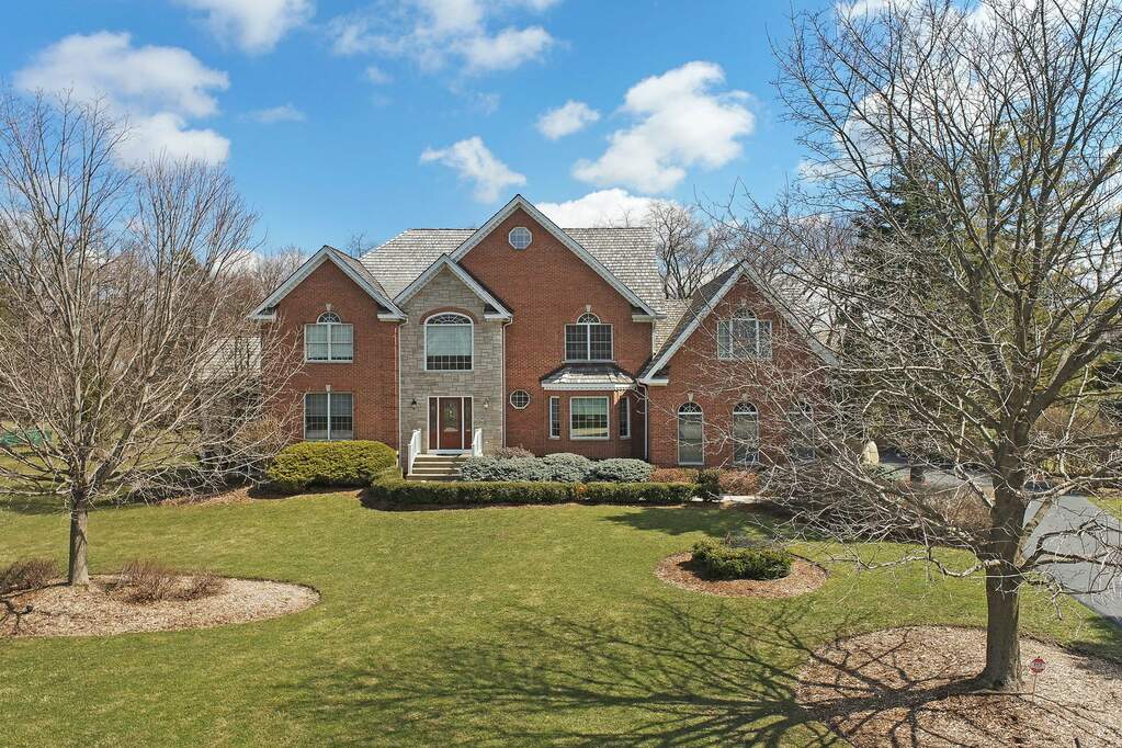 25581 N Countryside Drive, Lake Barrington, IL 60010 MLS 11751039