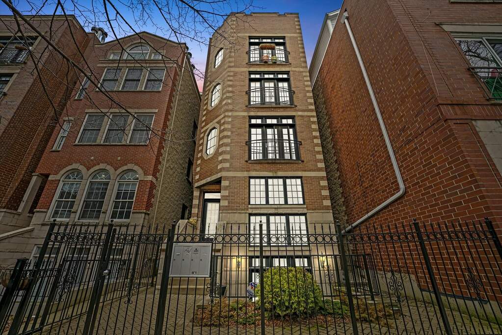 911 W Roscoe Street 2, Chicago, IL 60657 MLS 11752522 properties