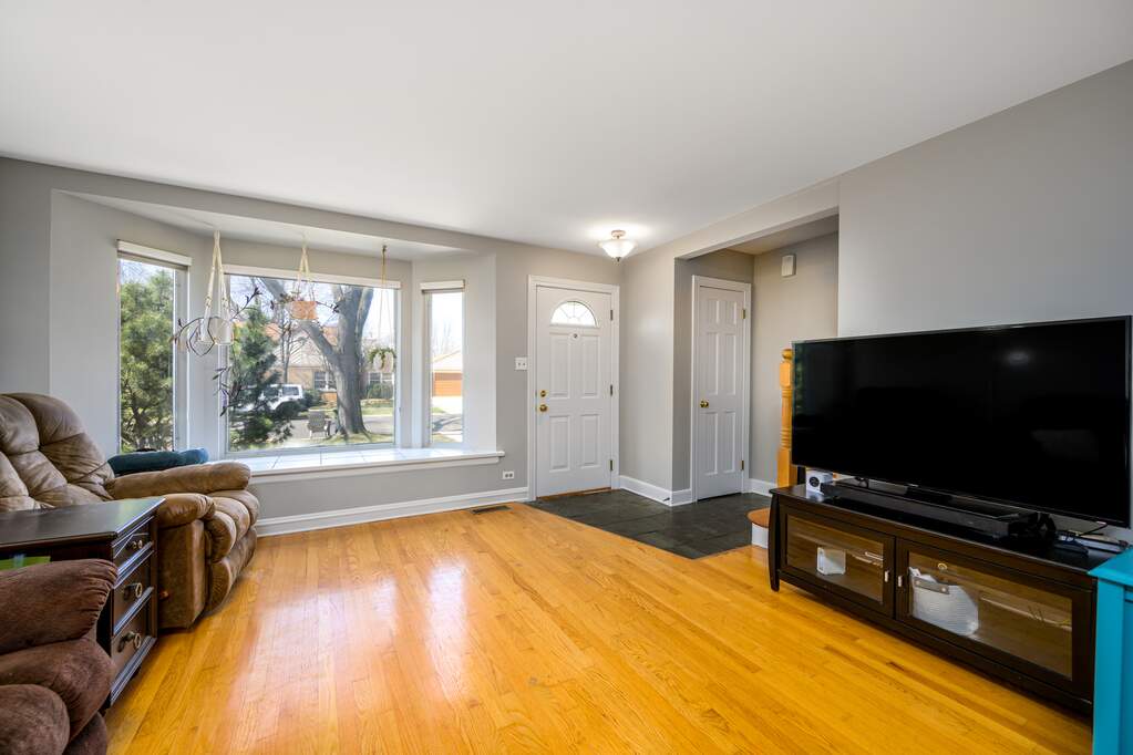 8339 N Ottawa Avenue, Niles, IL 60714 MLS 11757584 properties