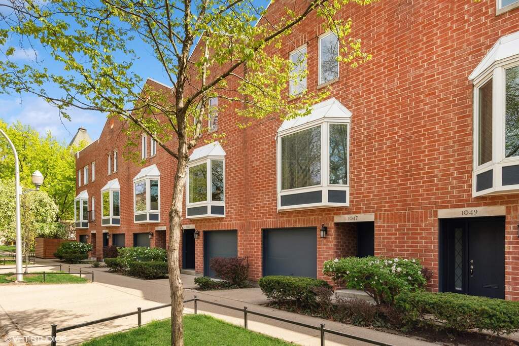 1047 W Berwyn Avenue, Chicago, IL 60640 MLS 11777870 properties