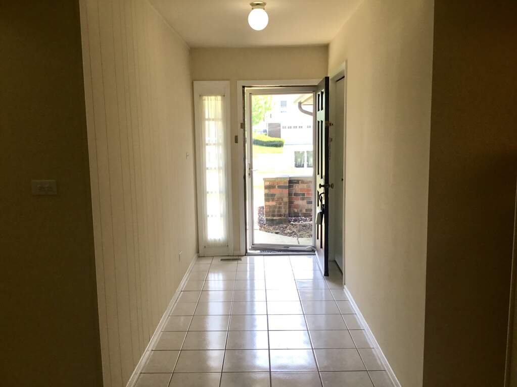 1940 Lakeside Plaza, Hoffman Estates, IL 60169 MLS 11799686