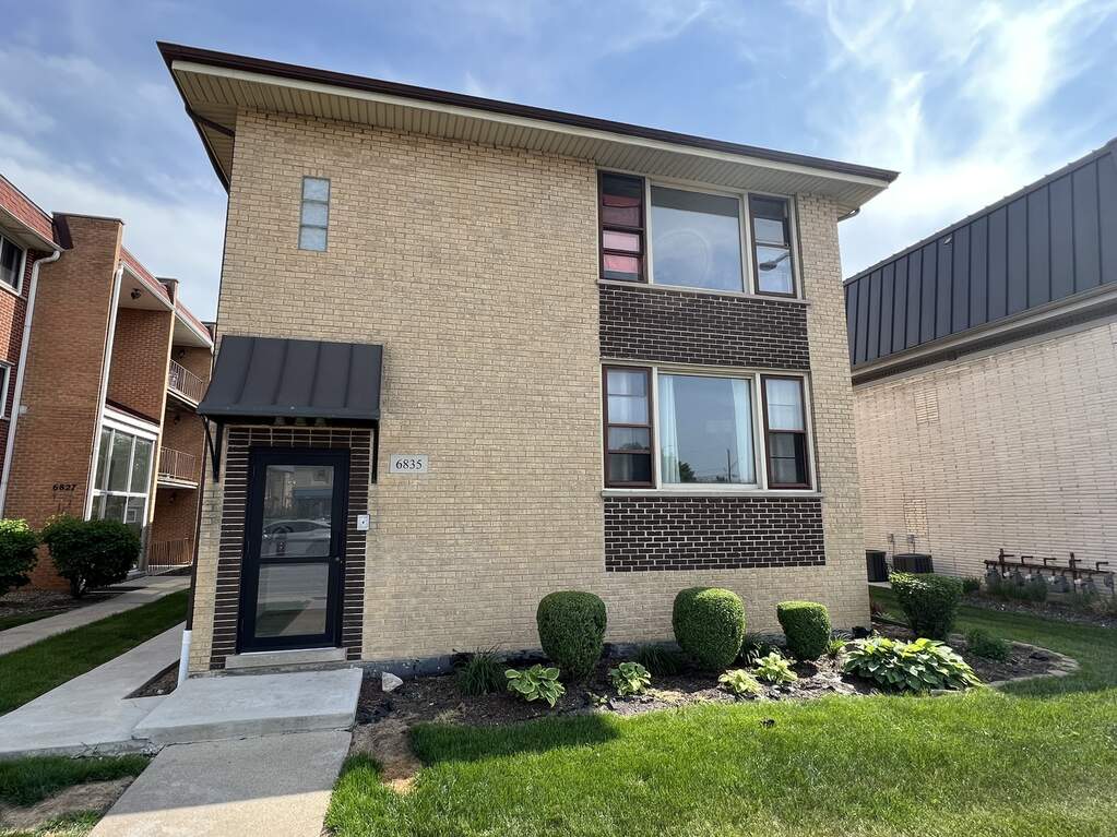 6835 W 95th Street, Oak Lawn, IL 60453 MLS 11800195 properties