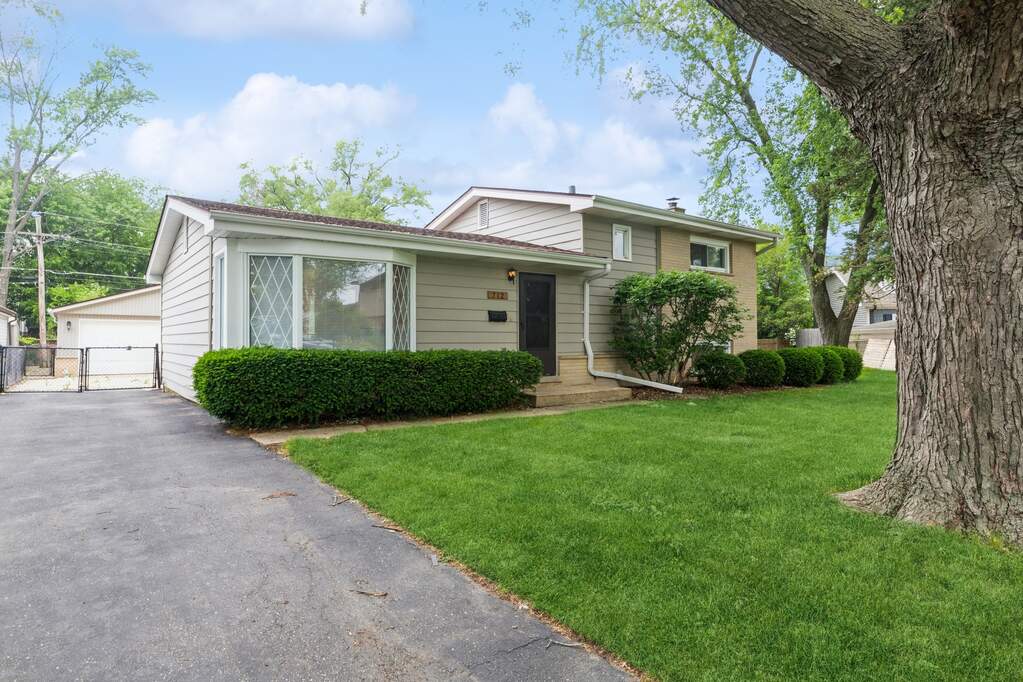 712 E Holly Court, Mount Prospect, IL 60056 MLS 11818647