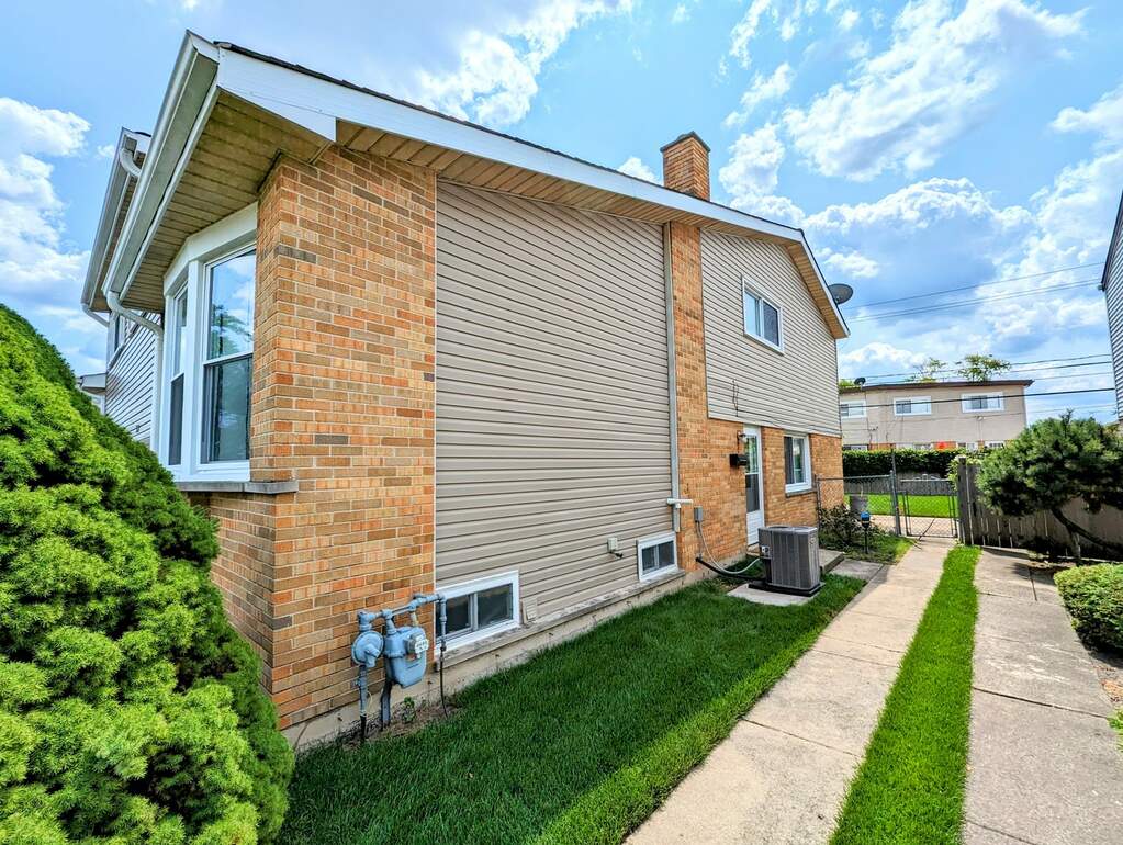 9145 W Oaks Avenue, Des Plaines, IL 60016 MLS 11848226 properties