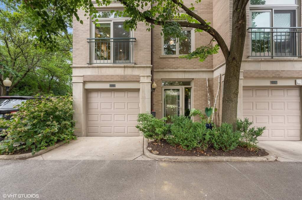 2727 N Janssen Avenue, Chicago, IL 60614 MLS 11870043 properties